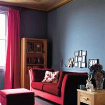 Красный диван в интерьере комнаты: как сочетать